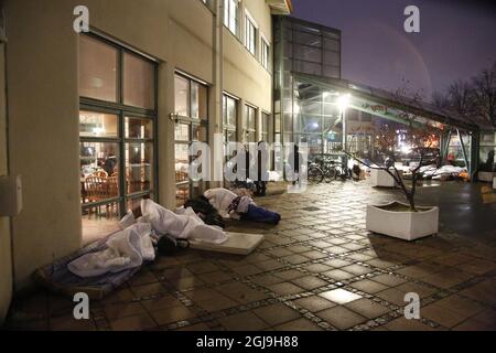 MALMÖ 2015-11-20 Eine Gruppe von 20-30 Flüchtlingen verbrachte die Nacht auf dem Bürgersteig vor dem Migrationsbüro in Malmö, Schweden, am 20. November 2015. Foto: Stig-Ake Jonsson / TT kod 70040 Stockfoto