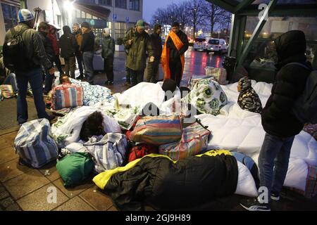 MALMÖ 2015-11-20 Eine Gruppe von 20-30 Flüchtlingen verbrachte die Nacht auf dem Bürgersteig vor dem Migrationsbüro in Malmö, Schweden, am 20. November 2015. Foto: Stig-Ake Jonsson / TT kod 70040 Stockfoto