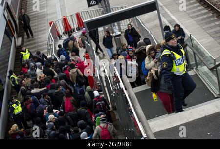 MALMO 2015-11-20 die Polizei organisiert die Flüchtlingsschnur auf der Treppe, die von den Zügen aus Dänemark am Hyllie-Bahnhof außerhalb von Malmo, Schweden, anfährt, am 19. November 2015. Am Donnerstag kamen 600 Flüchtlinge in 3 Stunden nach Malmö und die schwedische Migrationsbehörde sagte in einer Presseerklärung am Donnerstag, dass sie nicht mehr die Unterbringung für alle Asylbewerber garantieren können. Foto: Johan Nilsson / TT / ** SCHWEDEN AUS ** Stockfoto