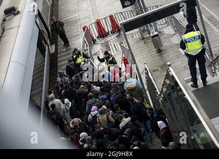 MALMO 2015-11-20 die Polizei organisiert die Flüchtlingsschnur auf der Treppe, die von den Zügen aus Dänemark am Hyllie-Bahnhof außerhalb von Malmo, Schweden, anfährt, am 19. November 2015. Am Donnerstag kamen 600 Flüchtlinge in 3 Stunden nach Malmö und die schwedische Migrationsbehörde sagte in einer Presseerklärung am Donnerstag, dass sie nicht mehr die Unterbringung für alle Asylbewerber garantieren können. Foto: Johan Nilsson / TT / ** SCHWEDEN AUS ** Stockfoto