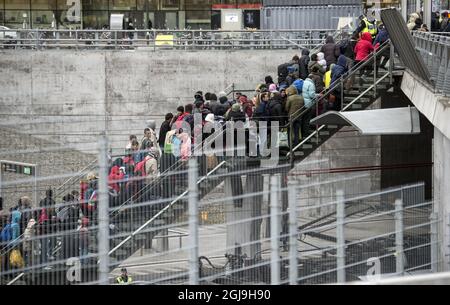 MALMO 2015-11-20 die Polizei organisiert die Flüchtlingsschnur auf der Treppe, die von den Zügen aus Dänemark am Hyllie-Bahnhof außerhalb von Malmo, Schweden, anfährt, am 19. November 2015. Am Donnerstag kamen 600 Flüchtlinge in 3 Stunden nach Malmö und die schwedische Migrationsbehörde sagte in einer Presseerklärung am Donnerstag, dass sie nicht mehr die Unterbringung für alle Asylbewerber garantieren können. Foto: Johan Nilsson / TT / ** SCHWEDEN AUS ** Stockfoto