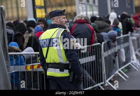 MALMO 2015-11-20 die Polizei organisiert die Flüchtlingsschnur auf der Treppe, die von den Zügen aus Dänemark am Hyllie-Bahnhof außerhalb von Malmo, Schweden, anfährt, am 19. November 2015. Am Donnerstag kamen 600 Flüchtlinge in 3 Stunden nach Malmö und die schwedische Migrationsbehörde sagte in einer Presseerklärung am Donnerstag, dass sie nicht mehr die Unterbringung für alle Asylbewerber garantieren können. Foto: Johan Nilsson / TT / ** SCHWEDEN AUS ** Stockfoto