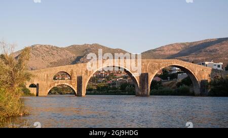 Alte Arslanagić/Perović-Brücke über Trebišnjica in Trebinje (Republika Srpska, Bosnien und Herzegowina) Stockfoto