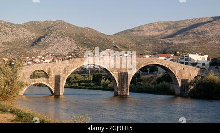 Alte Arslanagić/Perović-Brücke über Trebišnjica in Trebinje (Republika Srpska, Bosnien und Herzegowina) Stockfoto