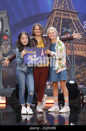 Erfurt, Deutschland. September 2021. Die Finalistin Pauline (12) aus Wolken bei Koblenz (l-r), die Finalistin Emilie (13) aus Homburg und die Finalistin Marta (10) aus Bad Salzuflen halten ein Schild mit der Aufschrift: 'Ticket to Paris' auf der Bühne beim KIKA Foto- und Presseevent zur Vorrunde des Junior ESC Contest Paris 2021 in der Innenstadt von Erfurt. Quelle: Karina Hessland/DPA zentralbild/dpa - ACHTUNG: Nur für redaktionelle Verwendung im Zusammenhang mit der Berichterstattung über die Vorrunde des Junior Eurovision Song Contest Paris 2021 in Erfurt und nur mit vollständiger Erwähnung der oben genannten credit/dpa/Alamy Live News Stockfoto