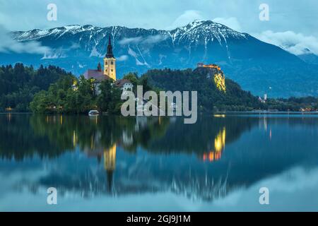 Europa, Slowenien, Bled. Wallfahrtskirche Mariä Himmelfahrt auf der Insel Bled. Stockfoto