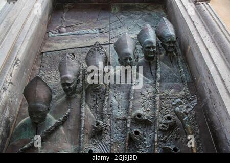 Europa, Slowenien, Ljubljana. Türdetails der Franziskanerkirche der Verkündigung. Stockfoto