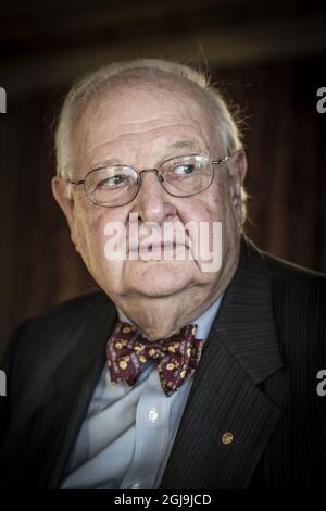 STOCKHOLM 2015-12-08 Angus Deaton, Dwight D. Eisenhower, Professor für Wirtschaft und internationale Angelegenheiten an der Woodrow Wilson School of Public and International Affairs und der Wirtschaftsabteilung der Princeton University, wird während eines Interviews mit der schwedischen Zeitung Dagens Nyheter in Stockholm, Schweden, am 8. Dezember 2015 für die Kamera posiert sehen. Professor Deaton erhält den Nobelpreis für Wirtschaft 2015. Foto: Anette Nantell / DN / TT / Kod: 3500 ** AUS Schweden** Stockfoto