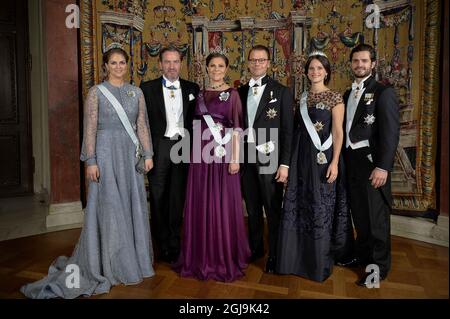 ***Exklusiv*** STOCKHOLM 2015-12-15 Prinzessin Madeleine, Chris OÃ‚Â´Niell, Kronprinzessin Victoria, Prinz Daniel, Prinzessin Sofia und Prinz Carl Philip während des Nobelbanketts im Rathaus von Stockholm, Schweden, am 10. Dezember 2016. Foto Jonas Ekstromer / TT / kod 10030 Stockfoto