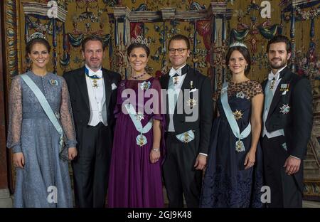 ***Exklusiv*** STOCKHOLM 2015-12-15 Prinzessin Madeleine, Chris OÃ‚Â´Niell, Kronprinzessin Victoria, Prinz Daniel, Prinzessin Sofia und Prinz Carl Philip während des Nobelbanketts im Rathaus von Stockholm, Schweden, am 10. Dezember 2016. Foto Jonas Ekstromer / TT / kod 10030 Stockfoto