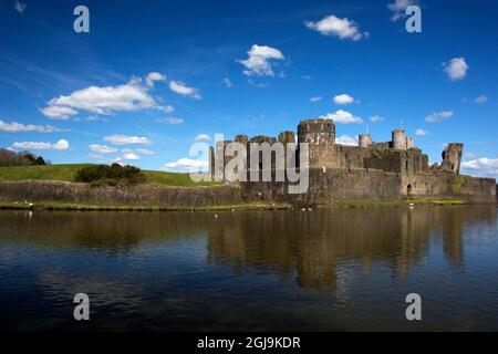 Vereinigtes Königreich, Wales, Caerphilly. Graben von Caerphilly Castle, der größten Burg in Wales. Stockfoto