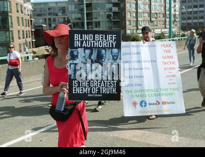 Vancouver, Kanada. September 2021. Am 8. September 2021 protestieren einige hundert Menschen im Rathaus von Vancouver, British Columbia (BC), um gegen die obligatorischen Impfstoffe in einigen Berufen und die medizinische Apartheid zu protestieren, die am 13. September in Kraft treten, wenn ein Impfpass für den Zugang zu bestimmten Orten in der Provinz erforderlich sein wird. Foto von Heinz Ruckemann/UPI Credit: UPI/Alamy Live News Stockfoto