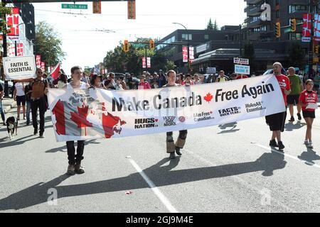 Vancouver, Kanada. September 2021. Am 8. September 2021 protestieren einige hundert Menschen im Rathaus von Vancouver, British Columbia (BC), um gegen die obligatorischen Impfstoffe in einigen Berufen und die medizinische Apartheid zu protestieren, die am 13. September in Kraft treten, wenn ein Impfpass für den Zugang zu bestimmten Orten in der Provinz erforderlich sein wird. Foto von Heinz Ruckemann/UPI Credit: UPI/Alamy Live News Stockfoto