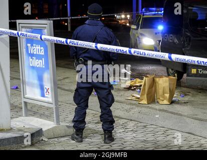 DIE Polizei VON STOCKHOLM 20160213 hat ein Gebiet auf einer Tankstelle abgestreitet, in dem ein Mann in einem Minivan schwer verletzt wurde, nachdem er bei einer pro-kurdischen Demonstration in Fittja im Süden Stockholms, Schweden, am 13. Februar 2016 angeschossen wurde. Mindestens zwei Schüsse wurden aus einem Auto auf den Minivan abgefeuert. Die Polizei ermittelt die Schüsse. Foto: Johan Nilsson / TT / ** SCHWEDEN AUS ** Stockfoto