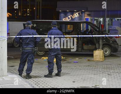 DIE Polizei VON STOCKHOLM 20160213 hat ein Gebiet auf einer Tankstelle abgestreitet, in dem ein Mann in einem Minivan schwer verletzt wurde, nachdem er bei einer pro-kurdischen Demonstration in Fittja im Süden Stockholms, Schweden, am 13. Februar 2016 angeschossen wurde. Mindestens zwei Schüsse wurden aus einem Auto auf den Minivan abgefeuert. Die Polizei ermittelt die Schüsse. Foto: Johan Nilsson / TT / ** SCHWEDEN AUS ** Stockfoto