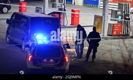 DIE Polizei VON STOCKHOLM 20160213 hat ein Gebiet auf einer Tankstelle abgestreitet, in dem ein Mann in einem Minivan schwer verletzt wurde, nachdem er bei einer pro-kurdischen Demonstration in Fittja im Süden Stockholms, Schweden, am 13. Februar 2016 angeschossen wurde. Mindestens zwei Schüsse wurden aus einem Auto auf den Minivan abgefeuert. Die Polizei ermittelt die Schüsse. Foto: Johan Nilsson / TT / ** SCHWEDEN AUS ** Stockfoto