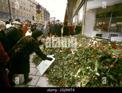 DATEI 1986 Trauernde Menschen legen Blumen am Mordort an der Straßenecke Sveavagen und Tunnelstraße in Stockholm im März 1986, Zu Ehren des schwedischen Premierministers Olof Palme, der am Abend des 28. Februar 1986, als er und seine Frau Lisebet nach einem Filmbesuch am frühen Abend nach Hause gingen, auf der Stelle gegen elf zwanzig angeschossen wurde. Foto: Anders Holmstrom / SCANPIX / Kod: 50100 Stockfoto