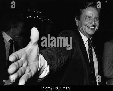 STOCKHOLM 19820919. Der sozialdemokratische Führer Olof Palme in der Wahlnacht nach den Parlamentswahlen 1982. Schweden bekommt seit 1976 wieder eine sozialistische Regierung. Es ist 25 Jahre her, dass der ehemalige schwedische Premierminister und Parteivorsitzende der Sozialdemokraten Olof Palme am 28. Februar 1986 in der Sveavagen Straße im Zentrum Stockholms getötet wurde. Foto: Per Kagrell / XP / SCANPIX / kod: 26 Stockfoto