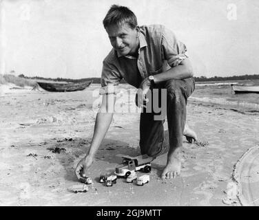 1967 der ehemalige sozialdemokratische Parteivorsitzende Olof Palme spielt am Strand mit Autos. Es ist 25 Jahre her, dass der ehemalige schwedische Premierminister und Parteivorsitzende der Sozialdemokraten Olof Palme am 28. Februar 1986 in der Sveavagen Straße im Zentrum Stockholms getötet wurde. Photo Reportagebild / SCANPIX Code 313 Stockfoto