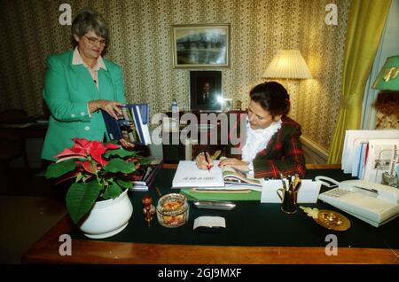 STOCKHOLM 1993-12 * for Your Files* Königin Silvia von Schweden wird in ihrem Arbeitszimmer im Königlichen Palast in Stockholm, Schweden, im Dezember 1993, gesehen. Die Königin wird vor ihrem 50. Geburtstag gesehen, wie sie ihr Buch unterschrieb. Foto Leif Blom / TT-Bild Code 50080 Stockfoto