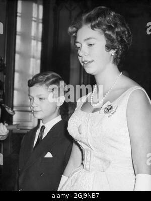 Urspr. Bildtext... IN DER BRAUTPROZESSION Stockholm, April 1961. Begleitende Brautjungfern und Trauzeugen bei der Hochzeit von Prinzessin Birgitta von Schweden und Prinz Johann Georg von Hohenzollern sind nun nominiert. Die Brautjungfern werden Prinzessin Christina von Schweden und Prinzessin Benedikte von Dänemark sein. Die anwesenden Trauzeugen werden Kronprinz Carl Gustaf von Schweden und Graf Mikael Bernadotte von Wisborg sein. Unser Foto zeigt: Kronprinz Carl Gustaf und Prinzessin Christina von Schweden - ein Foto von der Eröffnung des schwedischen Riksdag. Anm. Christina Louise Helena, f 1943, svensk prinessa Carl XVI Gustaf, f. 1946 Stockfoto