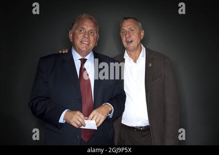 MALMO 2010-11-15 die niederländische Fußballlegende Johan Cruyff und Bob Houghton werden während der schwedischen Fußballgala in der Malmo Arena am 15. November 2010 gesehen. Johan Cruyff ist 68 Jahre alt gestorben Foto: Andreas Hillergren / SCANPIX / Kod 10600 Stockfoto