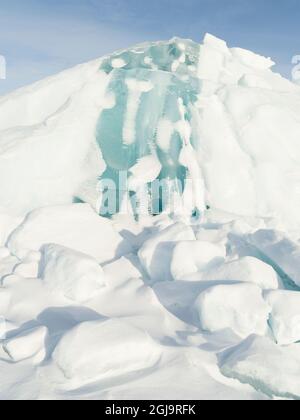 Eisberge erstarrten im Meereis des Uummannaq Fjord Systems in der Nähe von Ikerasak. Grönland, Dänemark. Stockfoto