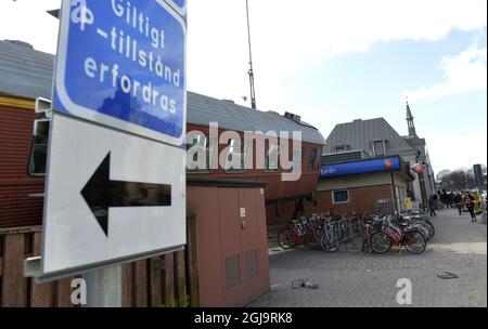 KARLSTAD 2016-04-09 eines der Autos hängt an einem Pfosten, nachdem ein Personenzug nicht angehalten hat, als er am Hauptbahnhof in Karlstad, Schweden, am 9. April 2016 auf seinen Bahnsteig zurückfährt. Einer der 15 Passagiere an Bord wurde bei dem Unfall leicht verletzt. Nach Angaben der örtlichen Polizei wurde der Unfall durch ein Missverständnis zwischen dem Lokführer und dem Schaffner verursacht. Foto: Tommy Pedersen / TT / ** SCHWEDEN AUS ** Stockfoto