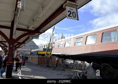 KARLSTAD 2016-04-09 eines der Autos hängt an einem Pfosten, nachdem ein Personenzug nicht angehalten hat, als er am Hauptbahnhof in Karlstad, Schweden, am 9. April 2016 auf seinen Bahnsteig zurückfährt. Einer der 15 Passagiere an Bord wurde bei dem Unfall leicht verletzt. Nach Angaben der örtlichen Polizei wurde der Unfall durch ein Missverständnis zwischen dem Lokführer und dem Schaffner verursacht. Foto: Tommy Pedersen / TT / ** SCHWEDEN AUS ** Stockfoto