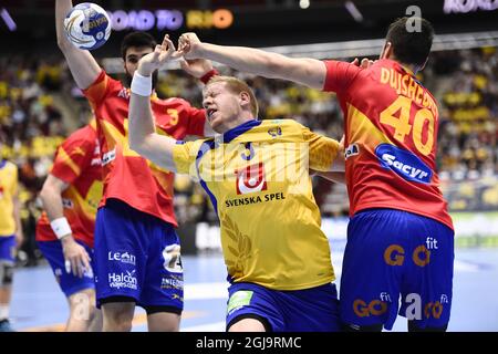 Die Schweden Jim Gottfridsson wurden am Sonntag, dem 10. April 2016, von der spanischen Verteidigungslinie in Malmö von der Männer-Handball-Olympia-Qualifikationsturnier-Gruppe 2 zwischen Schweden und Spanien gestoppt. Foto Emil Langvad / TT Stockfoto