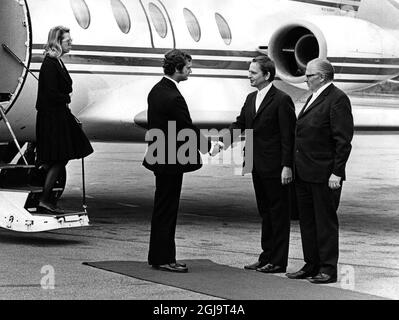 ARKIV STOCKHOLM 19730916. Prinsessan Christina och Kung Carl XVI Gustaf kommer till Bromma dagen efter Gustav VI Adolfs dod och tas emot AV Staatsminister Olof Palme och finansMinister Gunnar Strang. Foto: Sven-Gosta Johansson / TT / Kod: 262 der schwedische König Carl XVI. Gustaf feiert am 30. April 2016 seinen 70. Geburtstag. Stockfoto