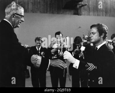 ARKIV 19680911 Kronprins Carl Gustaf tar emot en hederssabel AV sin farfar kung Gustaf VI Adolf vid officerexamenceremonin dar kronprinsen blev fanrik tredubbelt, i flottan, flygvapnet och ArmÃ©n pa onsdagen 11:e september 1968. Foto: Svenskt Pressfoto / SCANPIX / Kod: 20360 der schwedische König Carl XVI. Gustaf feiert am 30. April 2016 seinen 70. Geburtstag. Stockfoto