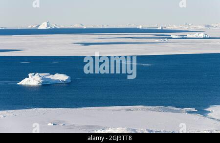 Küstenlandschaft im Winter in der Nähe der Stadt Upernavik im Norden Grönlands am Ufer der Baffin Bay. Dänemark, Grönland Stockfoto