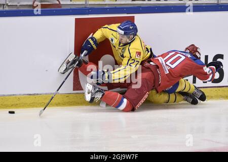 SODERTALJE 2016-04-21 der schwedische Pathrik Westerholm (L) und der russische Vladimir Galuzin (R) während des Eishockeyspiels Schweden gegen Russland im Axa Sports Center in Sodertalje, Schweden, 21. April 2016. Foto: Claudio Bresciani / TT ** SCHWEDEN AUS ** Stockfoto