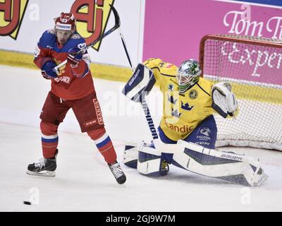 SODERTALJE 2016-04-21 der russische Evgeny Dadonov (L) und der schwedische Torwart Jacob Markstrom beim Eishockey-Spiel der Euro Hockey Tour Schweden gegen Russland im Axa Sports Center in Sodertalje, Schweden, 21. April 2016. Foto: Claudio Bresciani / TT ** SCHWEDEN AUS ** Stockfoto