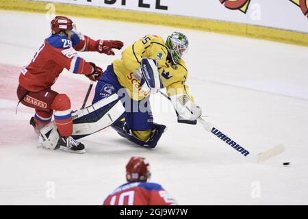 SODERTALJE 2016-04-21 der russische Egor Averin (L) stürzt beim Eishockeyspiel der Euro Hockey Tour gegen Schweden gegen Russland im Axa Sports Center in Sodertalje, Schweden, am 21. April 2016, auf den schwedischen Torwart Jacob Markstrom (R). Foto: Claudio Bresciani / TT ** SCHWEDEN AUS ** Stockfoto