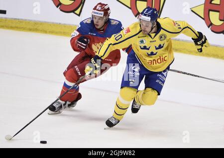 SODERTALJE 2016-04-21 der russische Nikita Gusev und der schwedische Johan Fransson beim Eishockey-Spiel der Euro Hockey Tour Schweden gegen Russland im Axa Sports Center in Sodertalje, Schweden, 21. April 2016. Foto: Claudio Bresciani / TT ** SCHWEDEN AUS ** Stockfoto