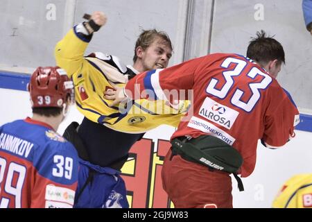 SODERTALJE 2016-04-21 der russische Albert Yarullin (R) und der schwedische Patrick Cehlin (L) kämpfen während des Eishockey-Spiels der Euro Hockey Tour gegen Schweden im Axa Sports Center in Sodertalje, Schweden, am 21. April 2016. Foto: Claudio Bresciani / TT ** SCHWEDEN AUS ** Stockfoto