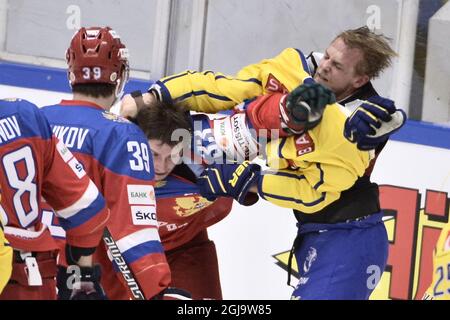 SODERTALJE 2016-04-21 der russische Albert Yarullin (L) und der schwedische Patrick Cehlin (R) kämpfen während des Eishockey-Spiels der Euro Hockey Tour gegen Schweden im Axa Sports Center in Sodertalje, Schweden, am 21. April 2016. Foto: Claudio Bresciani / TT ** SCHWEDEN AUS ** Stockfoto