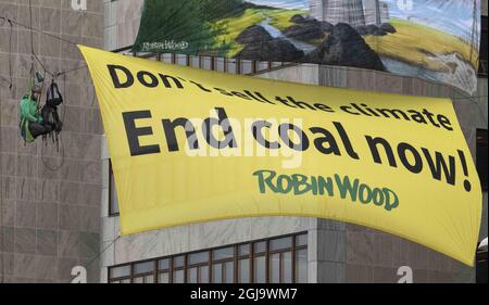 STOCKHOLM 2016-04-27 in Stockholm, Schweden, am 27. April 2016 protestieren deutsche Aktivisten gegen die Kohlebergwerke des schwedischen Unternehmens VattenfallÃ‚Â´s Deutschland. Foto Leif Blom / TT-Bild Code 50080 Umweltverschmutzung, Protest, Demonstration, Demonstranten, Industrie, Politik, Wirtschaft Stockfoto