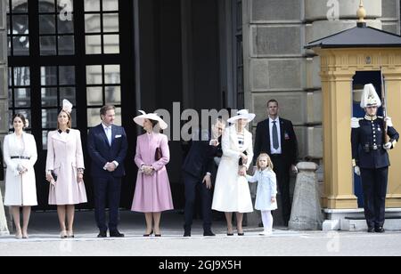 STOCKHOLM 2016-04-30 Prinzessin Sofia, Prinzessin Madeleine, Christopher O'Neill, Königin Silvia, Prinz Daniel, Geburtstagsfeier von Prinzessin Estelle und Kronprinzessin Victoria, dem König, auf dem äußeren Innenhof, dem Königspalast, Samstag, 30. April 2016. Foto: Henrik Montgomery / TT / Code 10060 Stockfoto