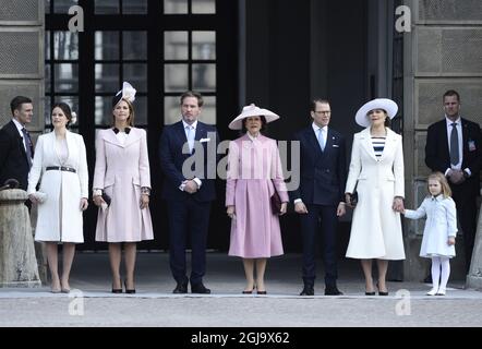 STOCKHOLM 2016-04-30 Prinzessin Sofia, Prinzessin Madeleine, Christopher O'Neill, Königin Silvia, Prinz Daniel, Geburtstagsfeier von Prinzessin Estelle und Kronprinzessin Victoria, dem König, auf dem äußeren Innenhof, dem Königspalast, Samstag, 30. April 2016. Foto: Henrik Montgomery / TT / Code 10060 Stockfoto