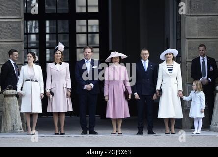 STOCKHOLM 2016-04-30 Prinzessin Sofia, Prinzessin Madeleine, Christopher O'Neill, Königin Silvia, Prinz Daniel, Geburtstagsfeier von Prinzessin Estelle und Kronprinzessin Victoria, dem König, auf dem äußeren Innenhof, dem Königspalast, Samstag, 30. April 2016. Foto: Henrik Montgomery / TT / Code 10060 Stockfoto