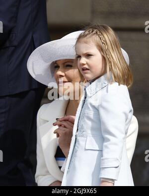 STOCKHOLM 2016-04-30 Kronprinzessin Victoria und Prinzessin Estelle Geburtstagsfeier des Königs im Äußeren Innenhof, dem Königspalast, Samstag, 30. April 2016. Foto: Henrik Montgomery / TT / Code 10060 Stockfoto
