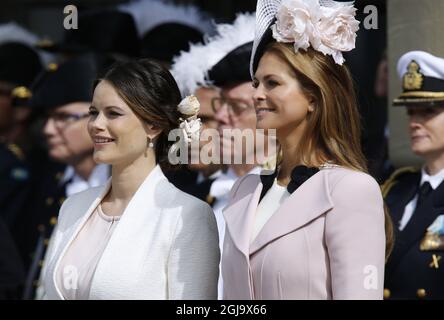 STOCKHOLM 2016-04-30 Prinzessin Sofia och Prinzessin Madeleine die Geburtstagsfeier des Königs auf dem Äußeren Hof, dem Königspalast, Samstag, 30. April 2016. Foto: Henrik Montgomery / TT / Code 10060 Stockfoto