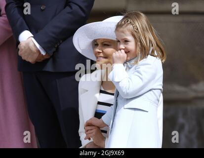 STOCKHOLM 2016-04-30 Kronprinzessin Victoria und Prinzessin Estelle Geburtstagsfeier des Königs im Äußeren Innenhof, dem Königspalast, Samstag, 30. April 2016. Foto: Henrik Montgomery / TT / Code 10060 Stockfoto