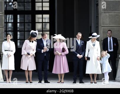 STOCKHOLM 2016-04-30 Prinzessin Sofia, Prinzessin Madeleine, Christopher O'Neill, Königin Silvia, Prinz Daniel, Geburtstagsfeier von Prinzessin Estelle und Kronprinzessin Victoria, dem König, auf dem äußeren Innenhof, dem Königspalast, Samstag, 30. April 2016. Foto: Henrik Montgomery / TT / Code 10060 Stockfoto