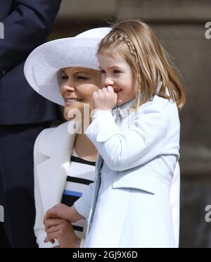 STOCKHOLM 2016-04-30 Kronprinzessin Victoria und Prinzessin Estelle Geburtstagsfeier des Königs im Äußeren Innenhof, dem Königspalast, Samstag, 30. April 2016. Foto: Henrik Montgomery / TT / Code 10060 Stockfoto
