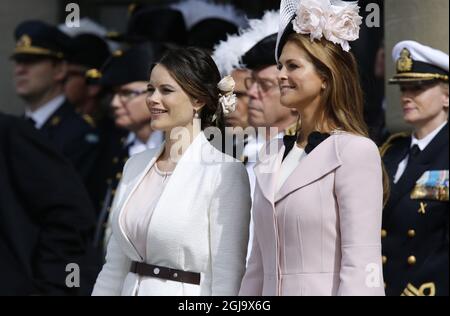 STOCKHOLM 2016-04-30 Prinzessin Sofia och Prinzessin Madeleine die Geburtstagsfeier des Königs auf dem Äußeren Hof, dem Königspalast, Samstag, 30. April 2016. Foto: Henrik Montgomery / TT / Code 10060 Stockfoto