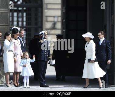 STOCKHOLM 2016-04-30 Prinzessin Sofia, Prinzessin Madeleine, Prinzessin Estelle, Prinz Carl Philip, Kronprinzessin Victoria und Prinz Daniel der König feiern am Samstag, den 30. April 2016 im Außenhof, dem Königspalast. Foto: Henrik Montgomery / TT / Code 10060 Stockfoto